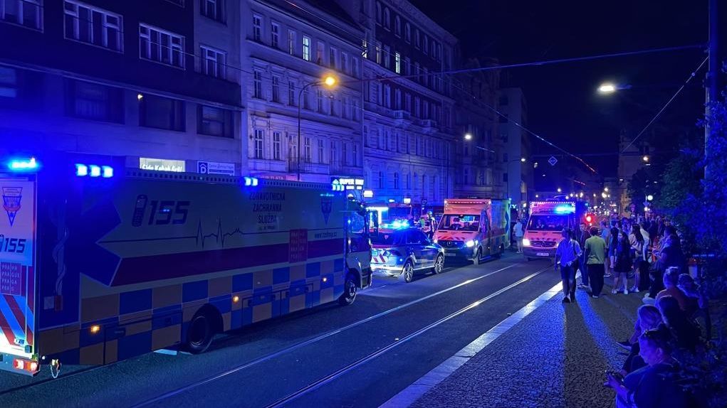 Noční požár v centru Prahy: Jeden mrtvý, desítky evakuovaných